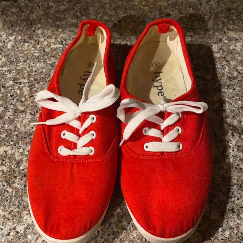 Tennis shoes